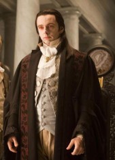 Un casi irreconocible Michael Sheen es Aro líder de los Volturi, quien entrega las mejores escenas en la cinta "Luna Nueva"