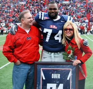 Sean Tuohy, Michael Oher y Leigh Anne Tuohy. Los Tuohy ayudaron a Michael a llegar al fútbol americano colegial y posteriormente a la NFL en una increíble odisea relatada en la cinta "Un Sueño Posible"